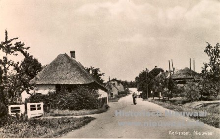 misschien tussen 1945 en 1950, want de kerk is niet waarneembaar